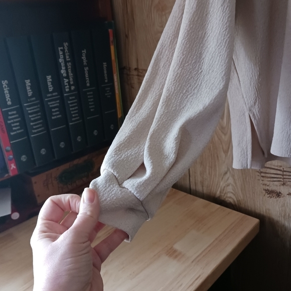 H&M Beige Crepe Boxy Top Size Medium - Picture 3 of 7